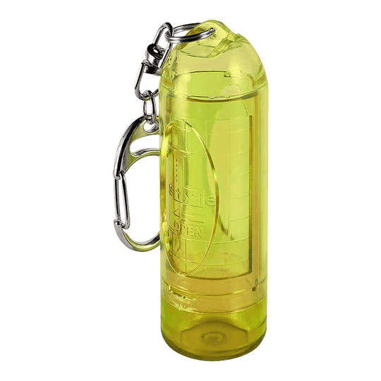 L-L-Styleipstock Tip Case Das Bild zeigt ein durchsichtiges, gelbes Kunststoffetui mit einem Metallkarabiner. Es handelt sich um ein kompaktes Aufbewahrungsgehäuse, vermutlich für Dartspitzen.