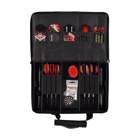 Pak5_Master_Pak_Leder_Edition_Darttasche_5 Die Abbildung zeigt die "Master Pak Leder Edition Darttasche", geöffnet und ordentlich bestückt. In der Tasche sind mehrere Darts, Flights, Ersatzteile und Zubehör übersichtlich angeordnet.