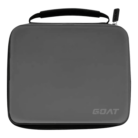 Cartera de dardos GOAT Locker XXL Auf dem Bild ist ein graues Etui mit einem Griff und einem Reißverschluss zu sehen. In der rechten unteren Ecke befindet sich das Logo „GOAT“.