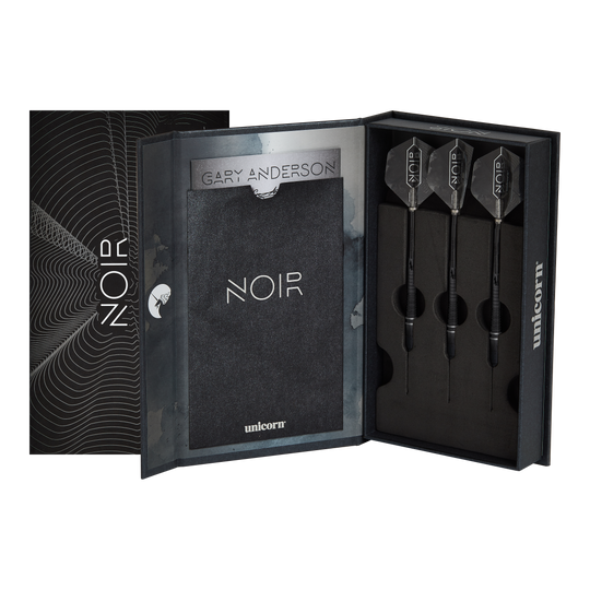 Dardos blandos Unicorn World Champion Gary Anderson Noir Phase 6 Das Bild zeigt eine elegante schwarze Verpackung mit der Aufschrift "NOIR", in der drei Softdarts ordentlich eingelegt sind. Es handelt sich um das Produkt "Unicorn World Champion Gary Anderson Noir Phase 6 Softdarts".