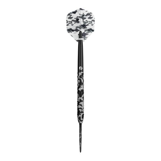 Ein Satz Steeldarts mit besonderem Muster ist zu erkennen. Die Darts sind aufgereiht dargestellt.
