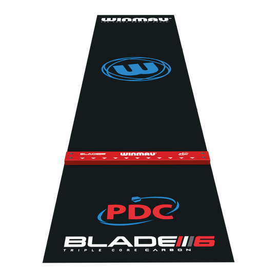 Tapete de dardos Winmau Pro-Zone Precision Blade para 6 dardos con acabado oche Das Bild zeigt die Winmau Pro-Zone Precision Blade 6 Dartmatte mit Oche. Die Matte ist schwarz mit farbigen Logos und einem roten Abwurfbalken versehen.