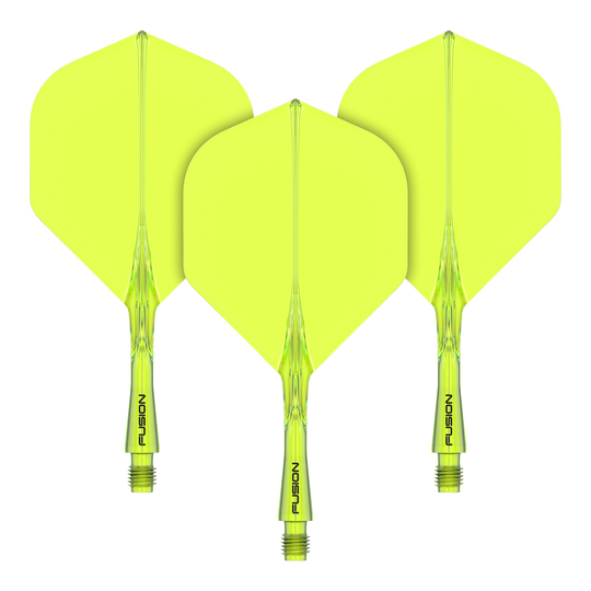 Das Bild zeigt drei gelbe Dartflights mit Schaftsystem. Auf den Schäften steht das Wort "FUSION" geschrieben.
