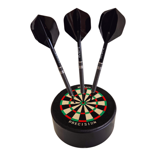 Porta dardos McDart Precision Mini Das Bild zeigt das Produkt "McDart Precision Mini Dartboard Darthalter" mit drei schwarzen Darts, die im Board stecken. Das Dartboard ist rund und kompakt, ideal als Halter für Dartpfeile.