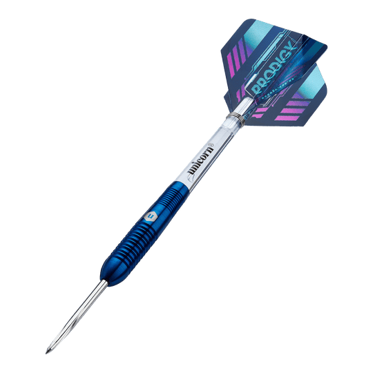Dardos de acero Unicorn Prodigy 02 Torpedo Das Bild zeigt einen Unicorn Prodigy 02 Torpedo Steeldart. Der Dartpfeil hat ein blaues und silbernes Design mit einer farbigen Flights-Feder am Ende.
