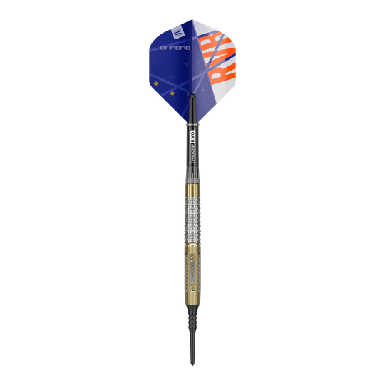 Der Target Raymond Van Barneveld Chrono 95 Softdart ist auf dem Bild zu sehen. Der Dart hat eine goldene und silberne Griffzone sowie blaue Flights mit orangenem Aufdruck.