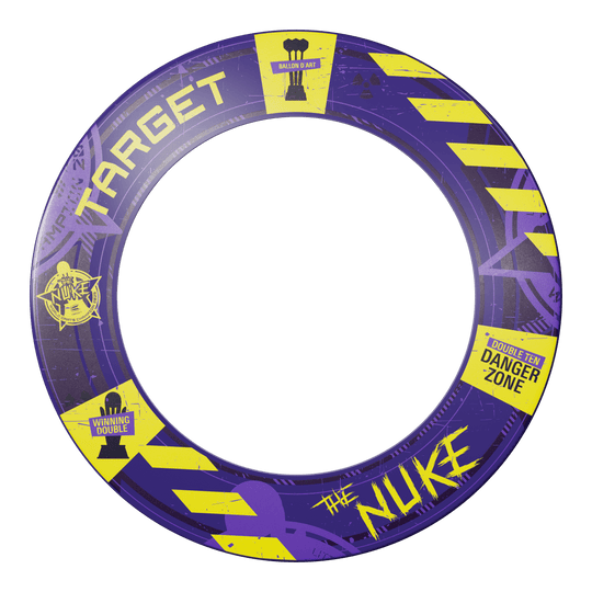 Paquete de diana de dardos de acero con forma de objetivo envolvente, campeón mundial Luke Littler 2025 Das Bild zeigt den "Target Luke Littler World Champion 2025 Surround Tor Steeldartboard Bundle". Der Surround ist lila mit gelben Akzenten und auffälligen Schriftzügen wie "The Nuke" und "Danger Zone".