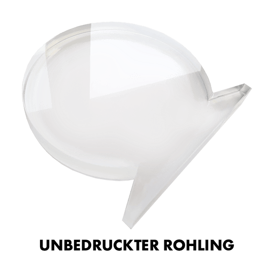 ACP_Acrylglas_Pokal_mit_Wunschdruck_3 Auf dem Bild ist ein Pokal aus klarem Acrylglas zu sehen. Er hat die Form einer Sprechblase und steht aufrecht auf einer schrägen Kante.