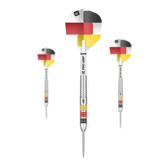 Dardos Target Gabriel Clemens 80% acero Das Bild zeigt drei Steeldarts der Marke "Target Gabriel Clemens 80%". Die Flights sind mit den Farben der deutschen Flagge gestaltet und die Barrels haben farbige Ringe.