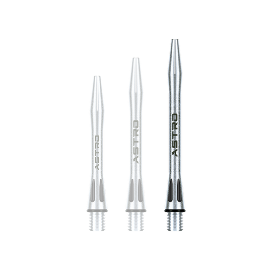7012-201_Winmau_Astro_Aluminium_Shafts_Schwarz_46mm_1VuuOr3FW29pVL Das Bild zeigt drei silberne Aluminium Shafts für Dartpfeile der Marke Winmau Astro. Auf jedem Shaft steht das Wort "ASTRO" und sie sind in verschiedenen Längen abgebildet.