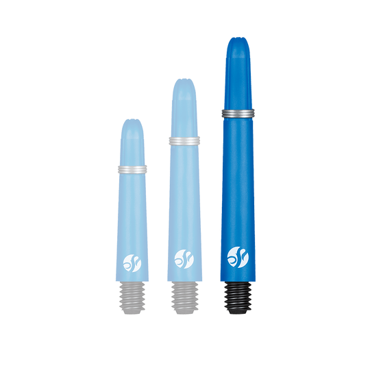 Flechas de carbono Shot Koi - Azul Auf dem Bild sind drei blaue Dart-Schäfte in verschiedenen Längen zu sehen. Sie haben am unteren Ende ein schwarzes Gewinde und ein silberner Ring auf jedem Schaft.
