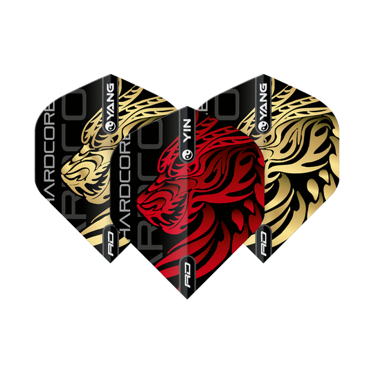 Vuelos estándar Red Dragon Jonny Clayton Gold Red Yin Yang Das Bild zeigt drei Dart-Flights mit einem auffälligen Yin-Yang-Design in Gold und Rot. In der Mitte ist ein roter Tigerkopf auf schwarzem Hintergrund zu sehen, die beiden äußeren Flights zeigen goldene Tigerköpfe.