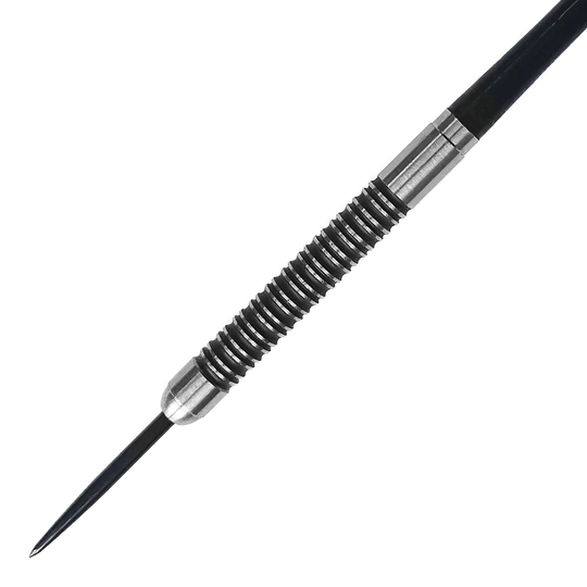 McDart Super Grip Steeldarts liegen nebeneinander auf einer weißen Fläche. Das Bild zeigt das detailreiche Design der Dartpfeile.