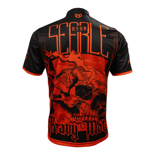 Abgebildet ist das Harrows Ryan Searle Heavy Metal Playershirt. Dieses Shirt ist für professionelle Dartspieler geeignet.