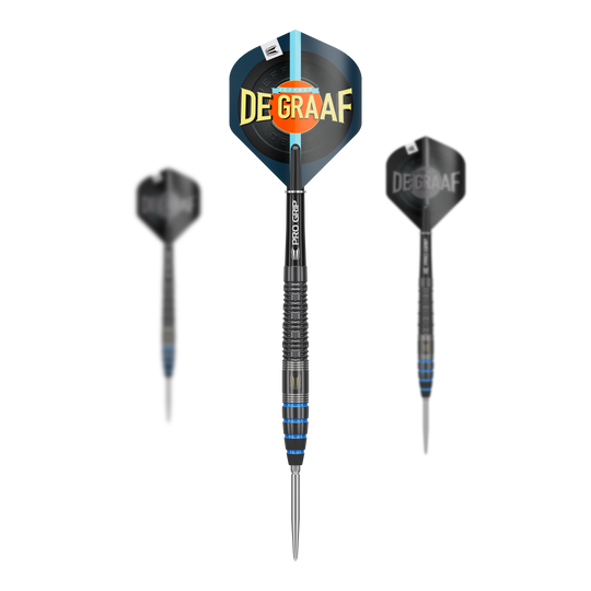 Diana Jeffrey De Graaf GEN1 Dardos de acero con punta suiza - 23 g Das Bild zeigt drei Steeldarts des Modells "Target Jeffrey De Graaf GEN1 Swiss Point - 23g". Auf dem Dartflügel in der Mitte steht groß "DE GRAAF".