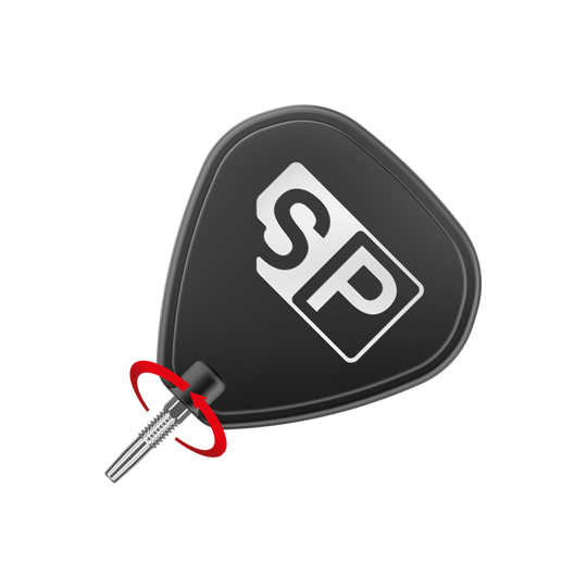 Puntas de dardos Target Swiss Point Silver Das Bild zeigt eine silberne Dartspitze, die an einem schwarzen Dartflight mit der Aufschrift "SP" angebracht ist. Ein roter Pfeil deutet darauf hin, dass die Spitze gedreht oder gewechselt werden kann.