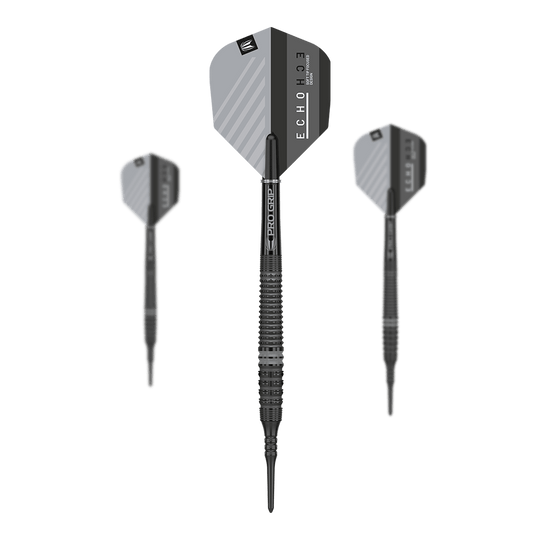 Target Echo 14 dardos blandos Das Bild zeigt drei Softdarts des Modells "Target Echo 14", die nebeneinander angeordnet sind. Die Darts haben schwarze, geriffelte Griffe und silbergraue Flights mit schwarzem Akzent.