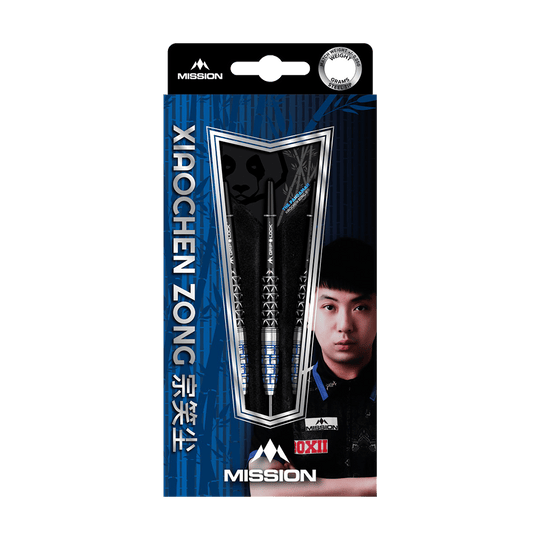 M001069_Mission_Xiaochen_Zong_Pandaman_Steeldarts_3 Die Abbildung zeigt die Verpackung der "Mission Xiaochen Zong Pandaman Steeldarts - 22g". Auf der Packung sind die Darts, der Name des Produkts und ein Porträt einer Person zu sehen.