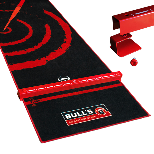 67821_Bulls_Oky_System_Metall_Oche_O60_3 Das Bild zeigt das Produkt "Bulls Oky Metall Oche", das als Abwurflinie für Darts verwendet wird. Es besteht aus einer roten Metallschiene und liegt auf einem schwarzen Teppich mit roten Markierungen.