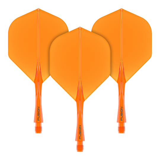 Auf dem Bild sind drei orangefarbene Dart-Flights mit Schäften zu sehen. Sie haben die Aufschrift "FUSION" am unteren Teil der Schäfte.