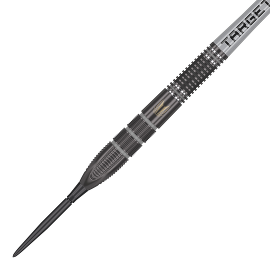 Dardos de acero Target Nathan Aspinall X Echo Swiss Point Das Bild zeigt den Target Nathan Aspinall X Echo Swiss Point Steeldart. Der Dartpfeil ist schwarz-silbern mit einem detaillierten Griffdesign und dem Schriftzug "TARGET" am Schaft.