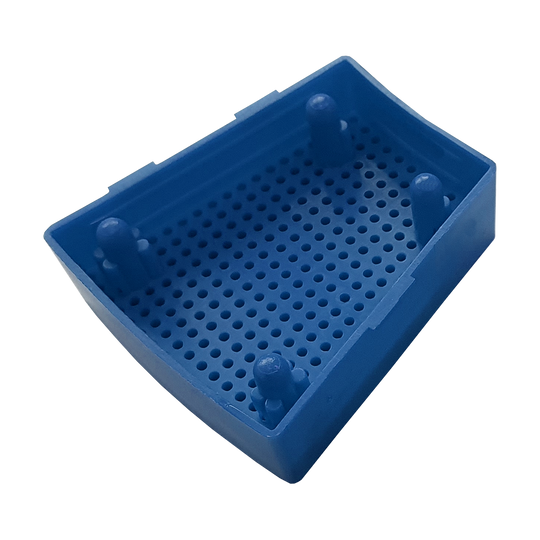 GRN0152_Granboard_132_Ersatzfelder_Single_Aussen_Blau_3 Das Bild zeigt ein blaues Ersatzfeld für das Granboard 132. Es hat viele kleine Löcher und vier Erhebungen in den Ecken.