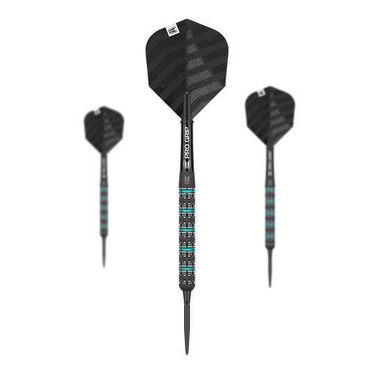 Dardos de acero Target Rob Cross Black Edition Swiss Point Auf dem Bild sind drei schwarze Steeldarts mit blauen und silbernen Akzenten zu sehen. Die Flights und Griffe der Darts haben ein modernes, gestreiftes Design.