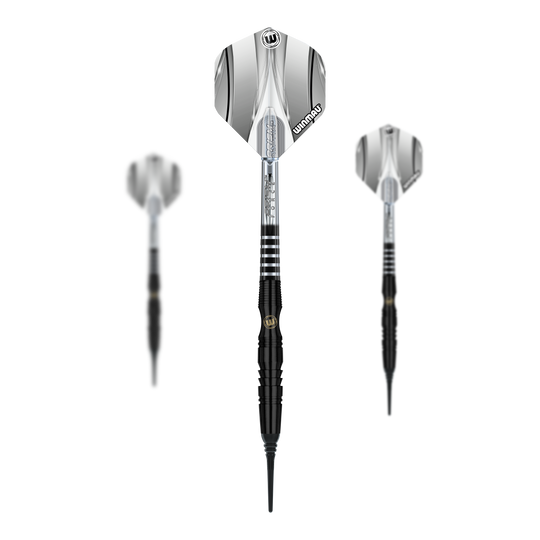 Dardos blandos Winmau Sniper Black - 20 g Das Bild zeigt drei Winmau Sniper Black Softdarts mit einem Gewicht von 20g. Die Darts haben schwarze Spitzen und silber-schwarze Flights.
