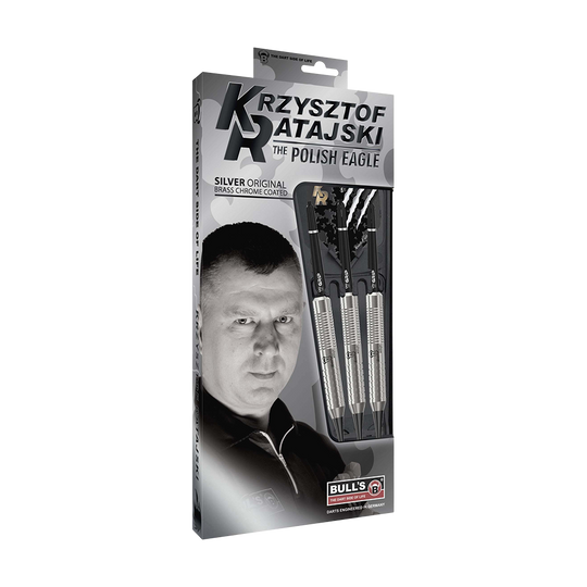 17008_Bulls_Krzysztof_Ratajski_Brass_Silver_Softdarts_3 Auf dem Bild ist eine Verpackung der "Bulls Krzysztof Ratajski Brass Silver Softdarts - 18g" zu sehen. Die Verpackung zeigt drei silberfarbene Softdarts und ein Porträt eines Mannes.