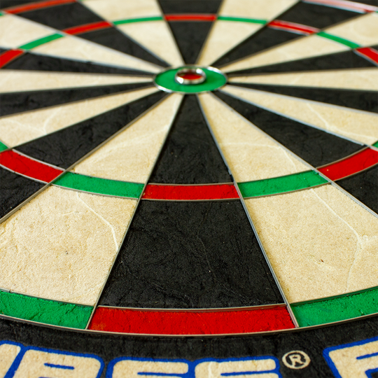 79453_Unicorn_Eclipse_Pro_2_Dartboard_4 Das Bild zeigt eine Nahaufnahme des Unicorn Eclipse Pro 2 Dartboards. Zu sehen sind die farbigen Segmente und das Bullseye in der Mitte der Dartscheibe.