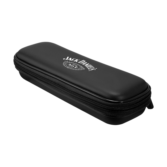 JD7022_Mission_Jack_Daniels_Freedom_Slim_Dartcase_Schwarz_2 Das Bild zeigt ein schlankes, schwarzes Dartcase mit einem Reißverschluss. Auf dem Etui steht in weißer Schrift "Jack Daniel's".