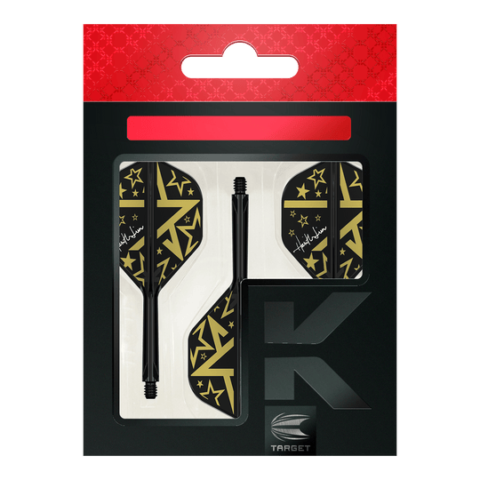 Sistema de eje de vuelo estándar Target Japan K-Flex Hot Shot No2 Das Bild zeigt das Produkt "Target Japan K-Flex Hot Shot No2 Standard Flight-Shaft-System" in seiner Verpackung. Die Flights und Shafts sind schwarz mit goldenen Sternen und Mustern gestaltet.