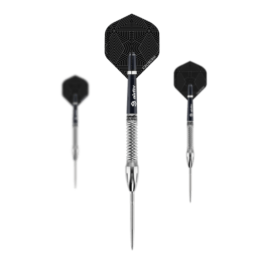 Dardos de acero Caliburn Wolfpack W4 - 20 g Das Bild zeigt drei Steeldarts des Produkts „Caliburn Wolfpack W4 Steeldarts - 20g“. Die Darts haben silberne Spitzen und Schäfte sowie schwarze Flights mit geometrischem Muster.