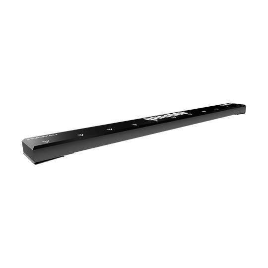 8208_Winmau_Sabre_Oche_Master_3 Das Bild zeigt das Produkt "Winmau Sabre Oche Master", ein schwarzes, längliches Messwerkzeug für Darts. Es hat weiße Markierungen und den Produktnamen auf der Oberfläche.