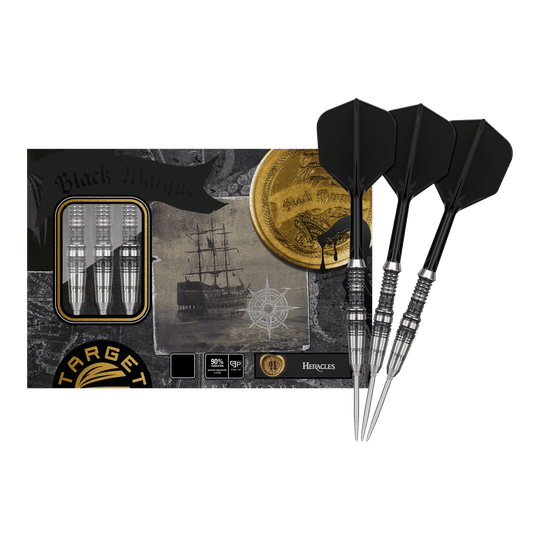 Target Japón Marca Negra Heracles Steeldarts Das Bild zeigt die Target Japan Black Marque Heracles Steeldarts zusammen mit ihrer Verpackung. Drei silberne Darts mit schwarzen Flights liegen rechts neben einer stilvoll gestalteten Box.