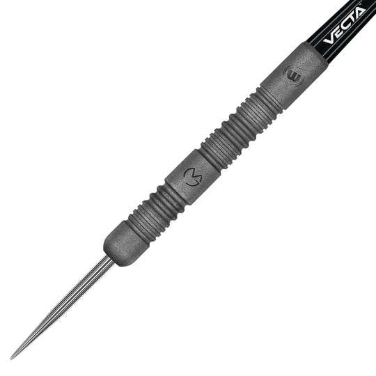 1468_Winmau_Michael_Van_Gerwen_Exact_Steeldarts_2 Das Bild zeigt einen Winmau Michael Van Gerwen Exact Steeldart. Der Dartpfeil hat eine fein gerillte schwarze Oberfläche und eine scharfe Stahlspitze.
