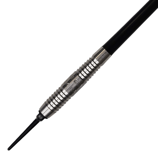 Das Bild zeigt einen McKicks Alam Glazier Shark Machine Softdart. Der Dartpfeil hat eine silberne Griffzone mit Rillen und eine schwarze Spitze.