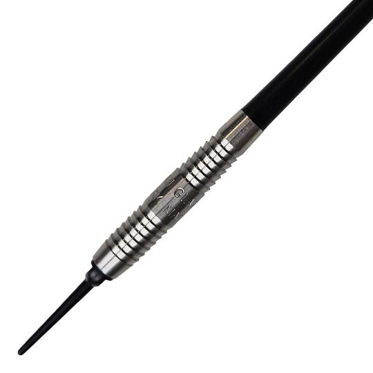 Dardos blandos McKicks Alam Glazier Shark Machine Das Bild zeigt einen McKicks Alam Glazier Shark Machine Softdart. Der Dartpfeil hat eine silberne Griffzone mit Rillen und eine schwarze Spitze.