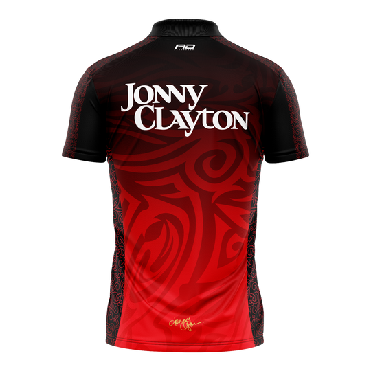 Camiseta de dardos Red Dragon Jonny Clayton Edición Limitada Gezeigt wird das Red Dragon Jonny Clayton Limited Edition Dartshirt. Es handelt sich um eine limitierte Edition, speziell entworfen für Dartliebhaber.