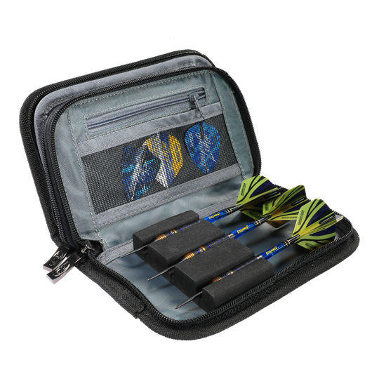 Cartera de 2 dardos Firestone, campeón mundial Luke Humphries de Red Dragon Das Bild zeigt das Produkt 'Red Dragon Luke Humphries World Champion Firestone 2 Dartwallet'. In dem geöffneten Etui sind drei zusammengebaute Darts und Dartflights ordentlich aufbewahrt.