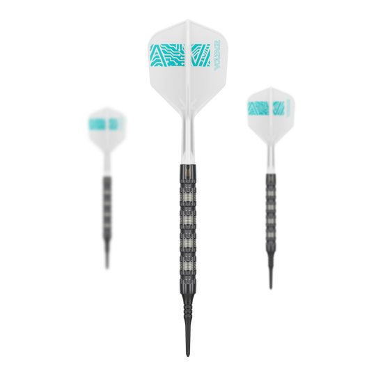Dardos Target Rob Cross 95K Swiss Point Soft - 18 g Das Bild zeigt drei Softdarts des Modells „Target Rob Cross 95K Swiss Point“ mit einem Gewicht von 18g. Die Darts haben weiße Flights mit türkisfarbenen Mustern und schwarze, geriffelte Barrels.