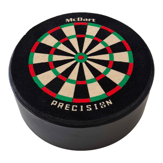 Porta dardos McDart Precision Mini Das Bild zeigt die McDart Precision Mini Dartboard Darthalter. Es ist eine kleine, runde Dartscheibe mit farbigen Segmenten und dem Schriftzug "McDart Precision" darauf.