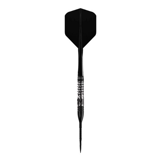 Dardos de acero Caliburn Player MAK Das Bild zeigt einen Steeldart mit schwarzer Spitze und schwarzer Flugfahne. Es handelt sich um das Produkt "Caliburn Player MAK Steeldarts - 23,5g".