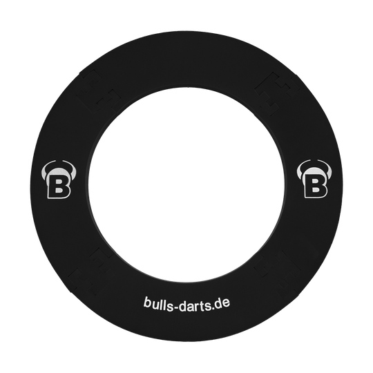 DBS3S_Bulls_Quarterback_Surround_Schwarz_2 Das Bild zeigt den 'Quarterback Surround', einen schwarzen Dart-Surround-Ring. Auf dem Ring sind das Logo und die Website "bulls-darts.de" abgebildet.