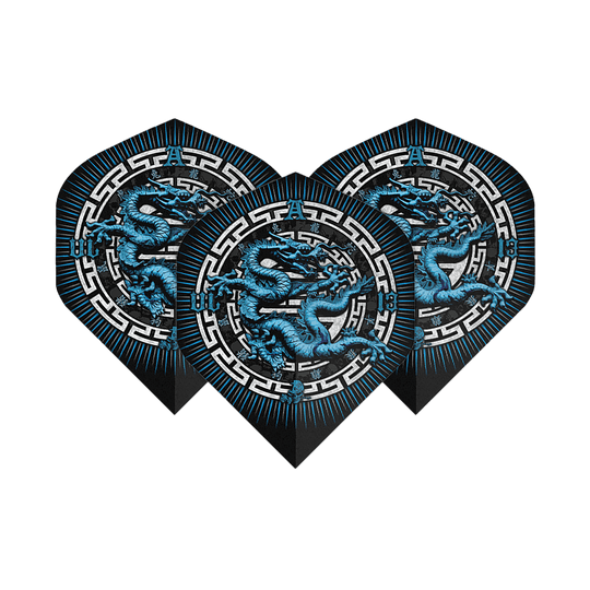 Das Bild zeigt drei Dart-Flights mit einem blauen Drachenmotiv in der Mitte. Die Flights haben ein schwarzes Design mit weißen und blauen Akzenten.