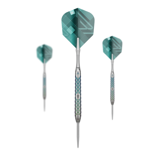 Dardos de acero Target Rove 03 Swiss Point Das Bild zeigt drei Target Rove 03 Swiss Point Steeldarts mit silbernem Schaft und blauen Akzenten. Die Flights sind grün-blau gemustert und die Darts stehen vor einem schwarzen Hintergrund.