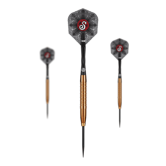 Das Bild zeigt die Shot Pro Series Jake Womack Steeldarts - 23g. Die Darts haben einen goldfarbenen Schaft und ein schwarzes Flight mit auffälligem Muster und rotem Logo.