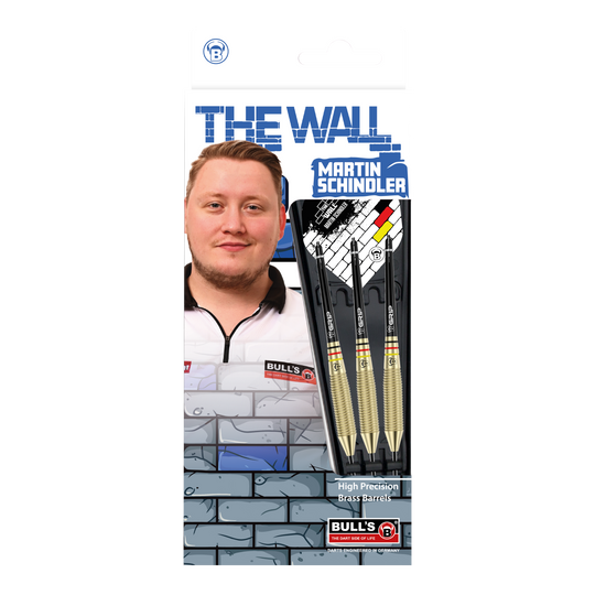 Auf dem Bild ist die Verpackung der "Bulls Martin Schindler The Wall Brass Steeldarts" zu sehen. Sie zeigt ein Foto von Martin Schindler sowie drei Steeldarts mit Messing-Barrels.