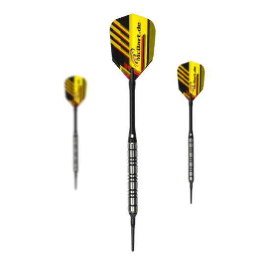 Dardos blandos McDart 85 Tungsten V2 - 17 g Das Bild zeigt drei Softdarts des Modells "McDart 85er Tungsten V2" mit 17g Gewicht. Die Darts haben gelb-schwarze Flights mit roten Akzenten und einen silbernen Griffbereich.
