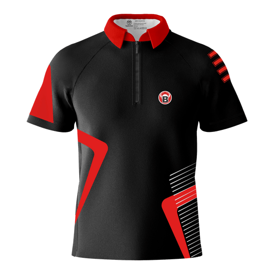 Camiseta de dardos del equipo Bulls - Roja Das Bild zeigt ein schwarzes Dartshirt mit roten und weißen Akzenten. Auf der linken Brust befindet sich ein rundes Logo mit einem "B".